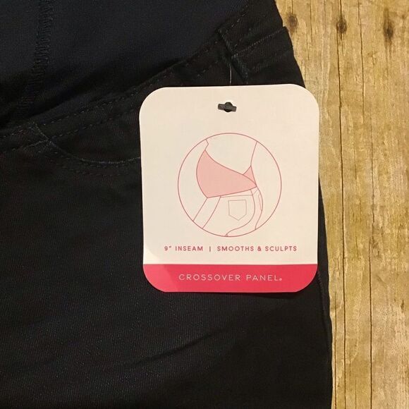 Isabel Maternity Bermuda Crossover Panel Shorts 4 - Picture 4 of 6